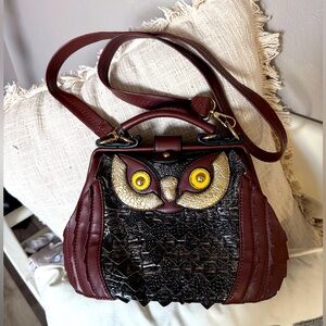 Unique owl design crossbody!